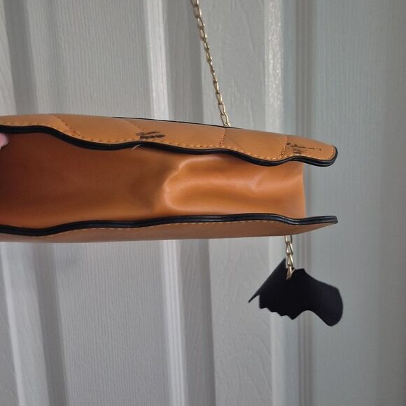 🎁3/$30🎁  Tattered Pumpkin Jack-o-lantern Face Crossbody Bag W Gold Chain - Picture 6 of 7